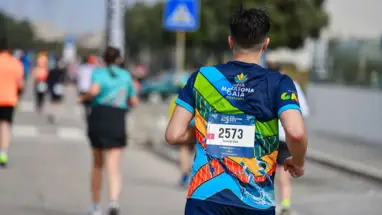 Pessoa a correr com a camisola da Meia Maratona de Gaia.